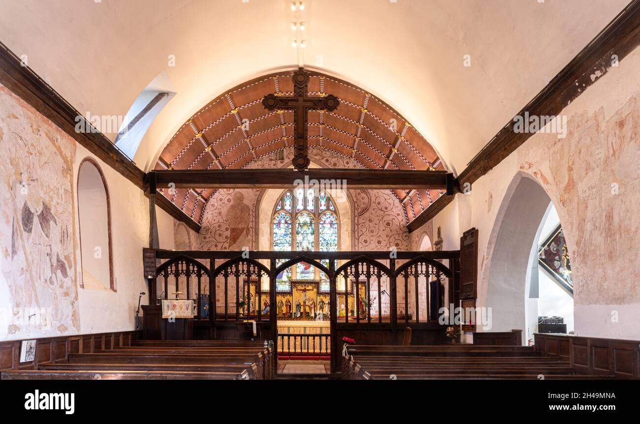 Dipinti murali storici all'interno della chiesa di St James, villaggio di Bramley, Hampshire, Inghilterra, Regno Unito, Un edificio di grado i Foto Stock