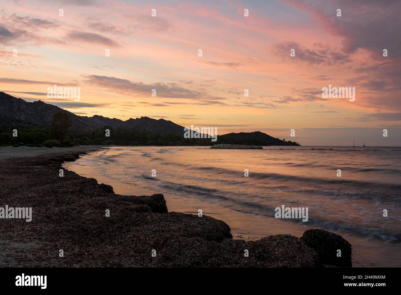 La spiaggia a Saint Florent Corsica Francia al tramonto con montagne sullo sfondo . destinazione di vacanza .. Foto Stock
