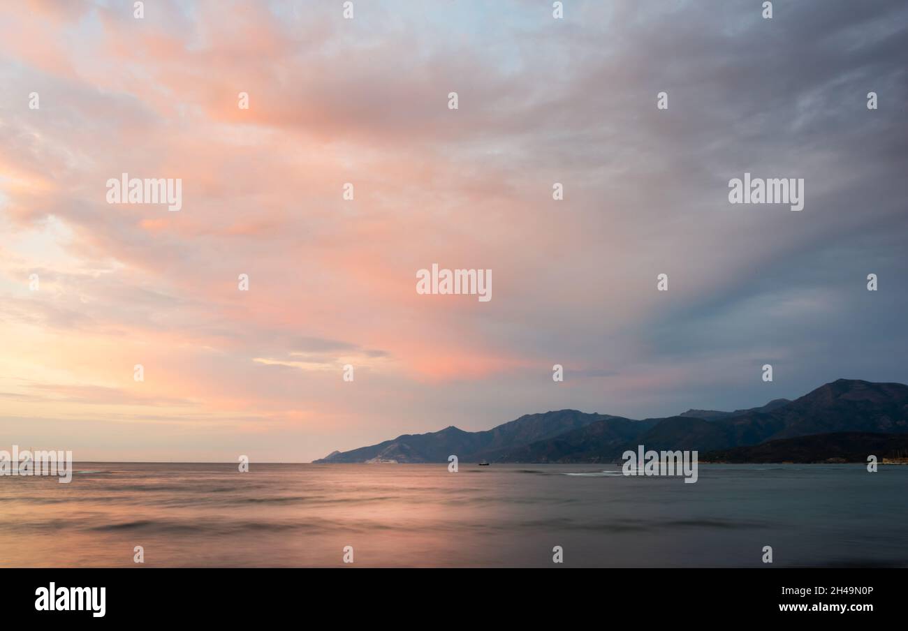 Il Golfo di Saint Florent Corsica Francia al tramonto con le montagne sullo sfondo . destinazione di vacanza .. Foto Stock