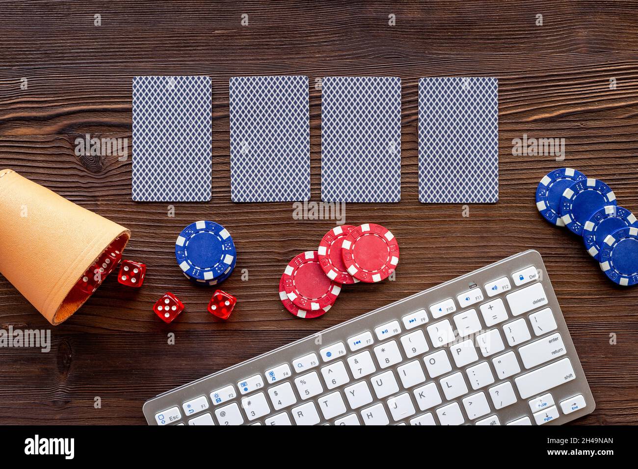 Poker chip con tastiera. Concetto di giochi di casinò online Foto Stock