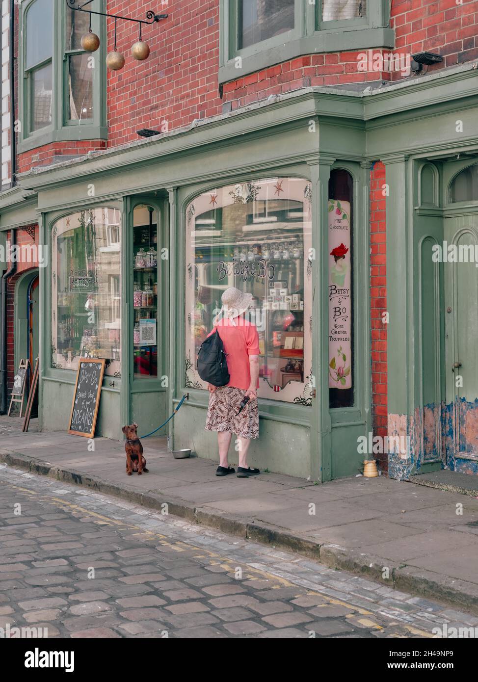 Una finestra turistica per lo shopping nel villaggio di Staithes sul mare nel quartiere di Scarborough nel North Yorkshire, Inghilterra. Foto Stock