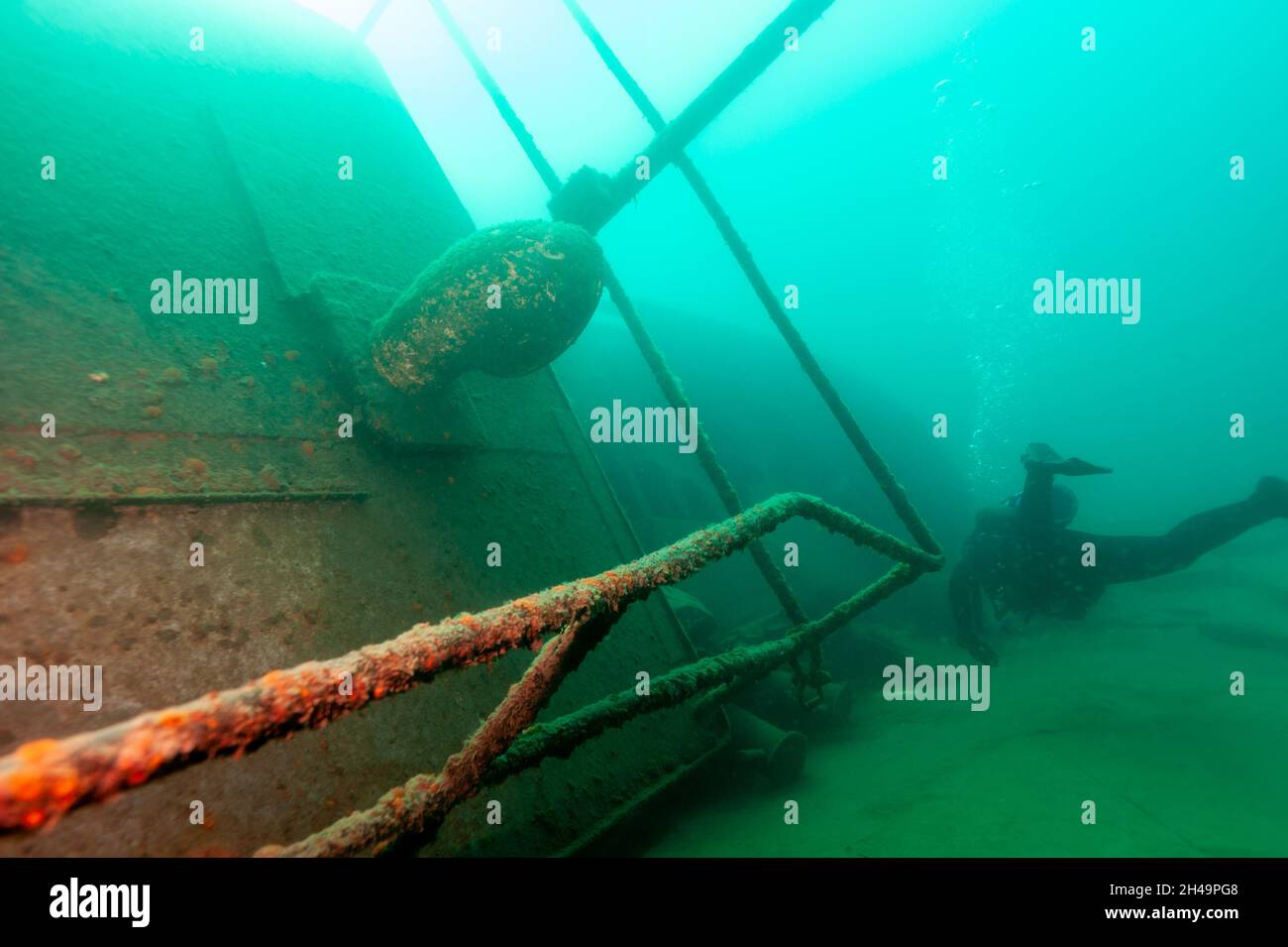 Tuffatori esplorando un relitto dei grandi Laghi trovato nel Lago superiore Foto Stock