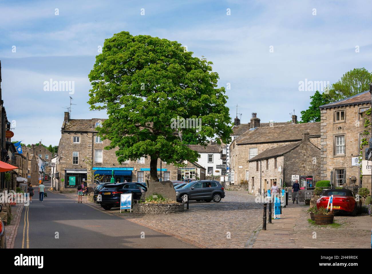 Grassington Yorkshire, vista in estate della Piazza del mercato nel centro di Grassington, una pittoresca cittadina di mercato nello Yorkshire Dales, Inghilterra, Regno Unito Foto Stock