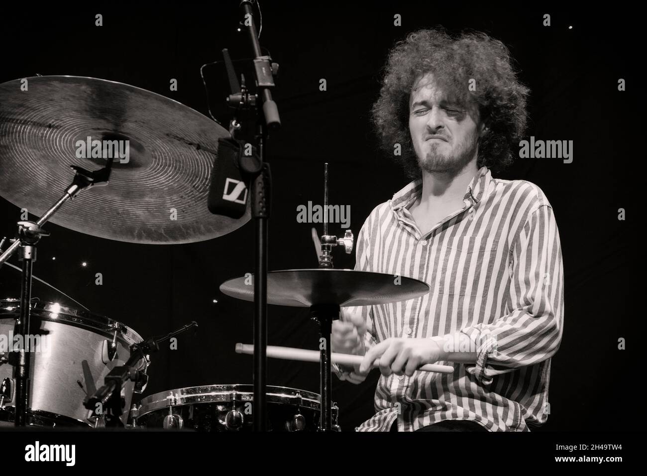 Stephen Henderson suona la batteria con Fergus McCreadie Trio, Scarborough Jazz Festival 2021, Regno Unito Foto Stock