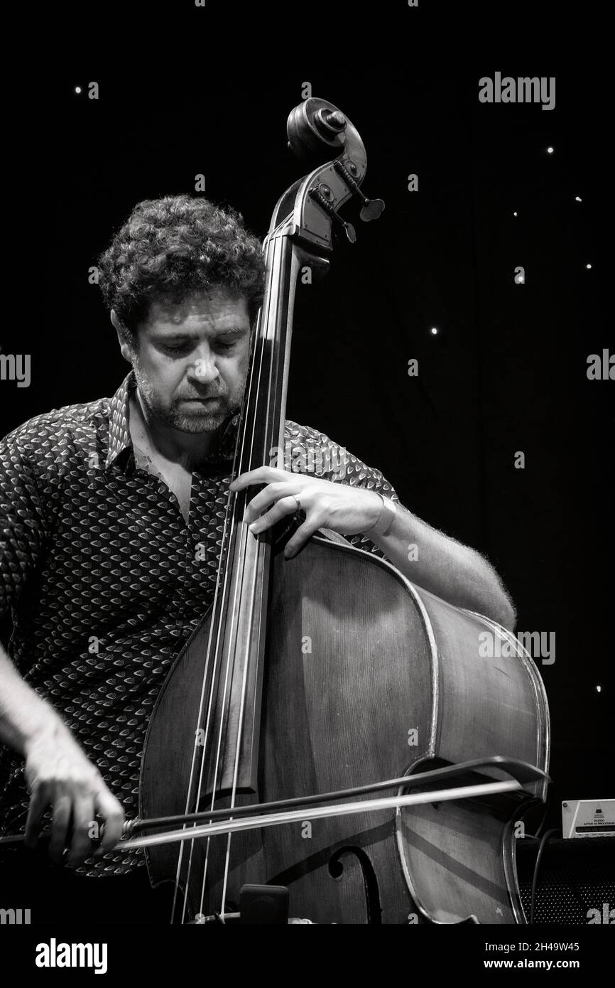 Orlando le Fleming suona il contrabbasso con Jean Toussaint Allstar Sextet, Scarborough Jazz Festival 2021, UK Foto Stock