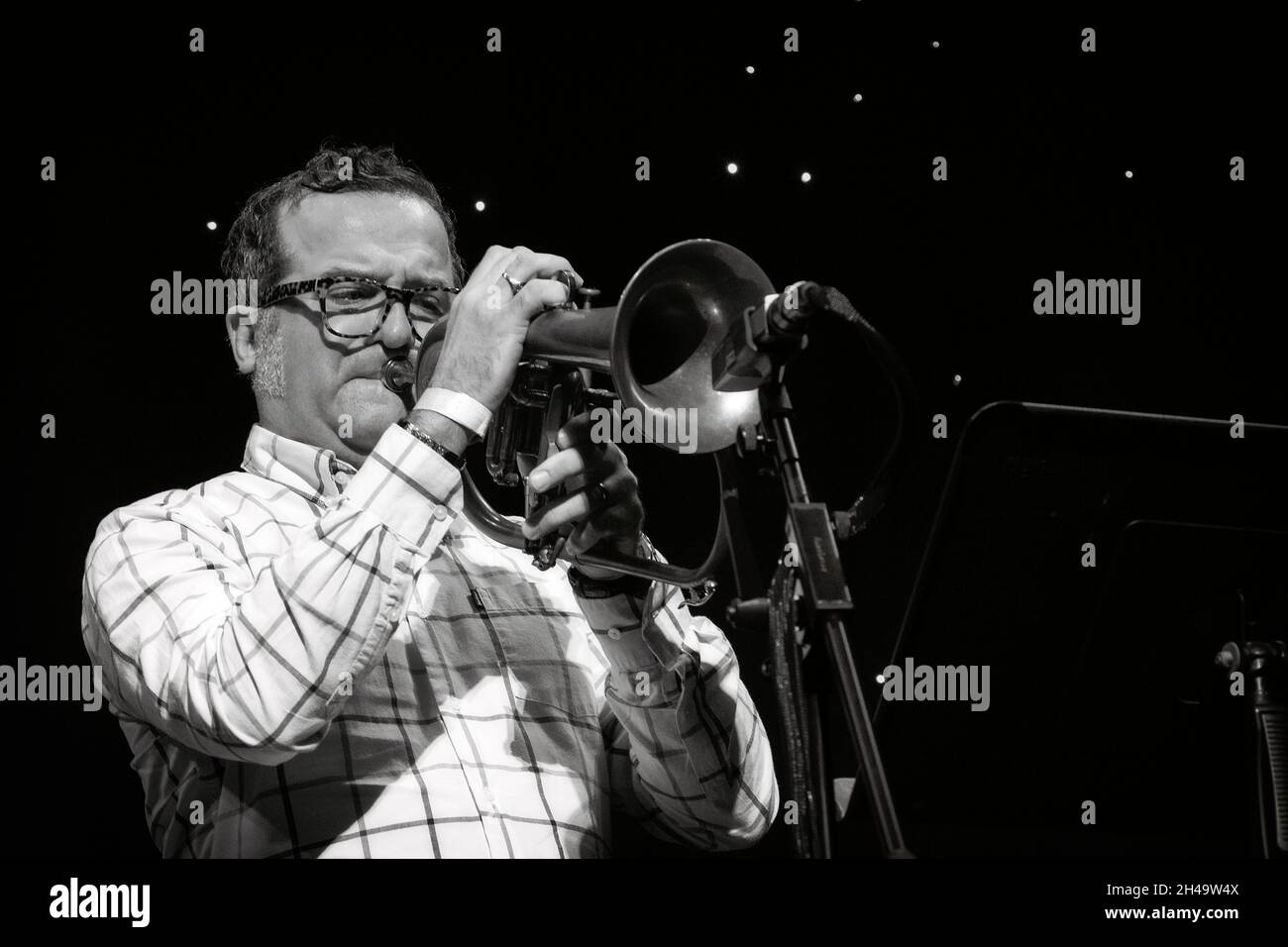 Noel Dennis suona tromba e flugelhorn con Zoe Gilby, Scarborough Jazz Festival 2021, Regno Unito Foto Stock