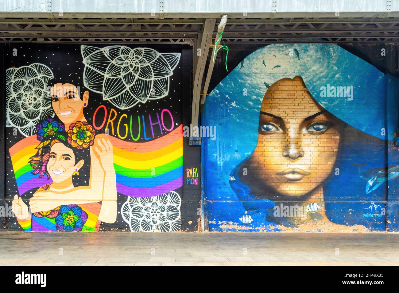 Pittura di arte urbana di colore vibrante nelle pareti del Boulevard Olimpico a Rio de Janeiro, Brasile. Questo posto è un famoso punto di riferimento e un'attrazione turistica Foto Stock