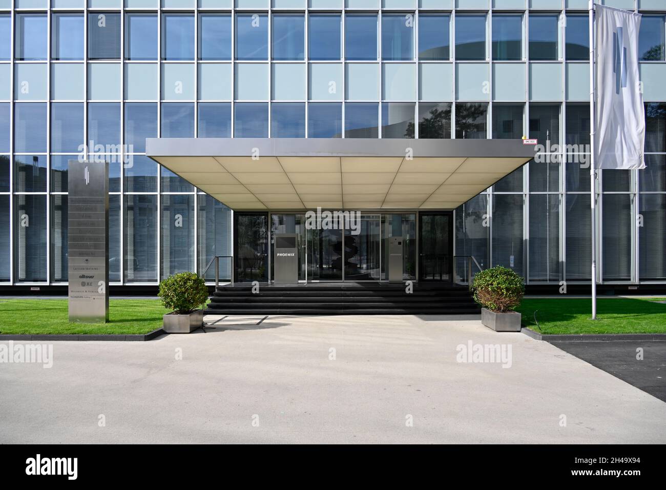 Area d'ingresso al Dreischeibenhaus (precedentemente noto come Thyssen Skyscraper) a Duesseldorf Foto Stock