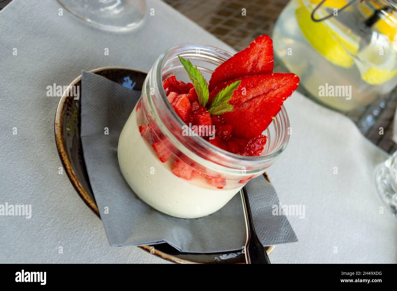 Panna cotta con fragola in cima - dessert italiano Foto Stock