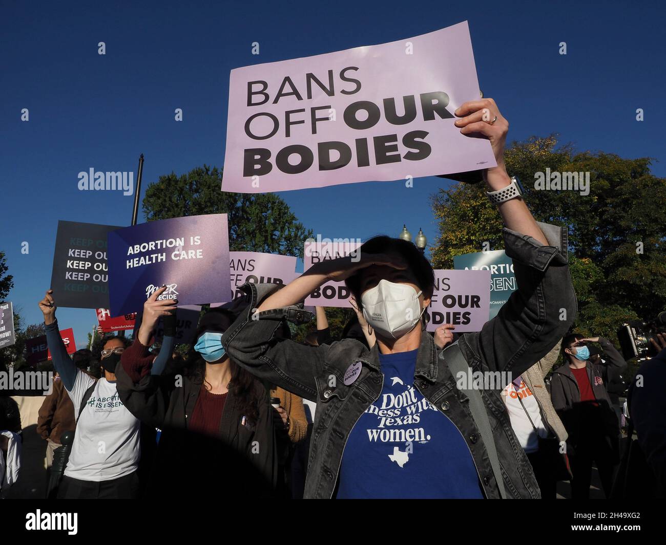 1 novembre 2021, Washington, District of Columbia, USA: Sostenitori e oppositori dei diritti di aborto radunati davanti alla Corte Suprema degli Stati Uniti prima che la Corte senta argomenti che sfidano la legge del Texas che vieta la maggior parte degli aborti. (Credit Image: © sue Dorfman/ZUMA Press Wire) Foto Stock