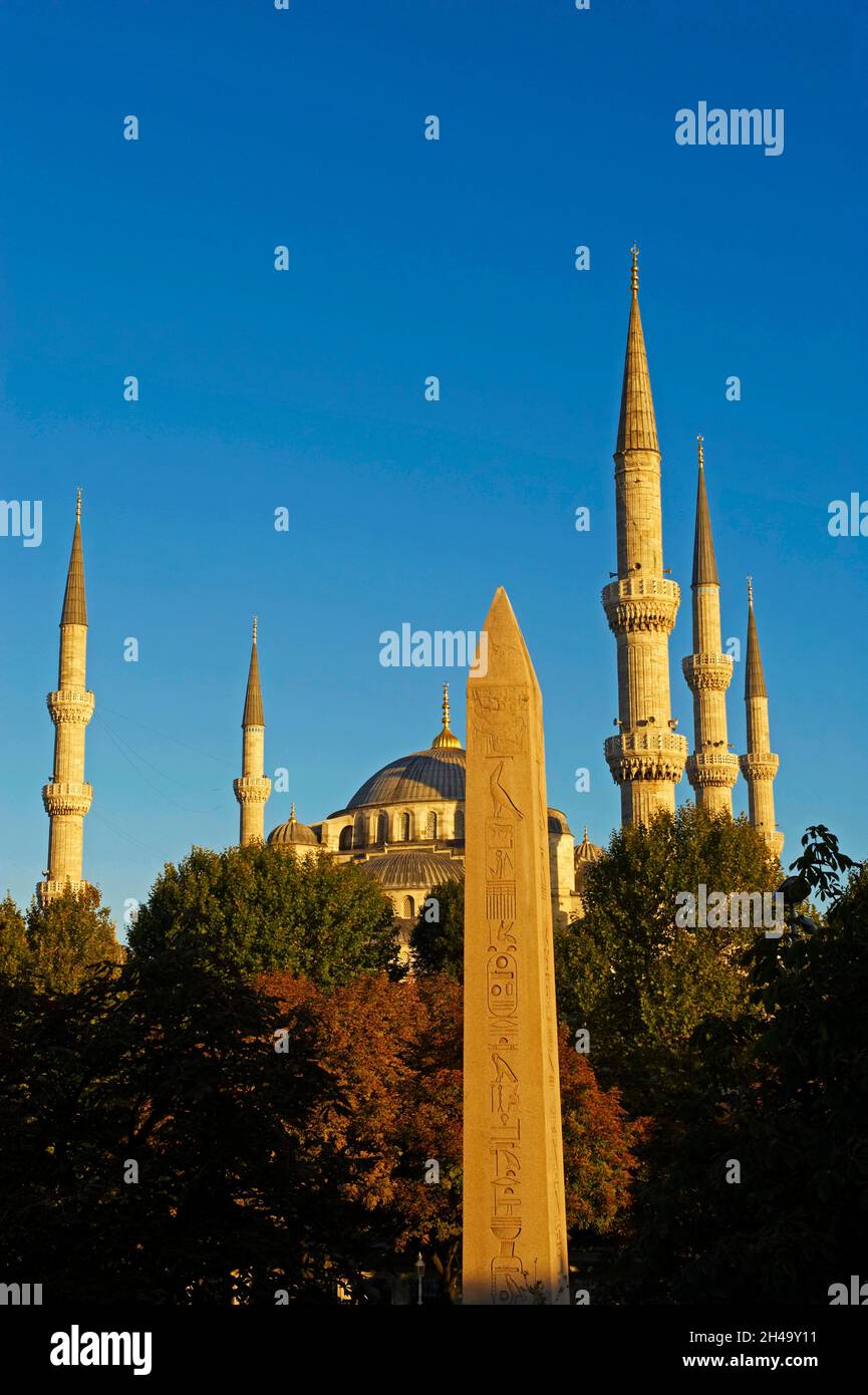 Turchia, Istanbul, Obelisco egiziano nell'Ippodromo e la 'Moschea Blu' Sultan Ahmet Camii, quartiere Sultanahemt Foto Stock