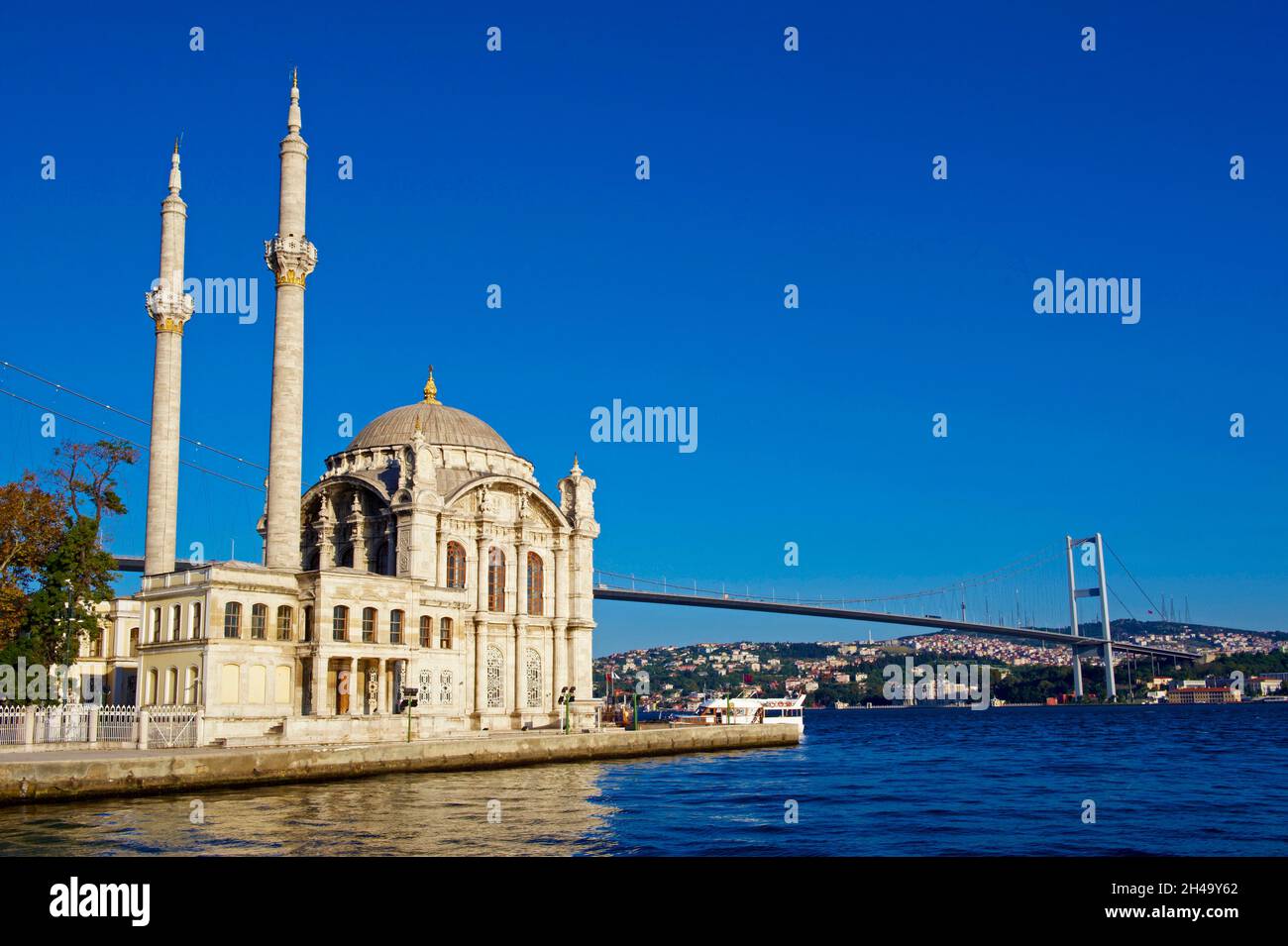 Turchia, Istanbul, Moschea Ortakoy e Ponte sul Bosforo Foto Stock