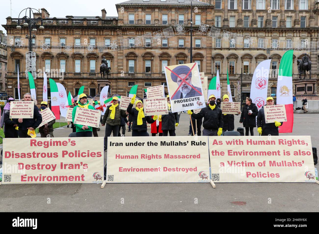 Glasgow, Regno Unito. 1 novembre 2021. Un certo numero di cittadini iraniani ha tenuto un raduno di protesta a George Square, Glasgow, Scozia, Regno Unito contro RAISI, il Mullah iraniano che ha dichiarato di essere responsabile della morte di molti cittadini iraniani e della generale distruzione dell'ambiente iraniano. Il raduno è stato rivolto da STRUAN STEVENSON, (ex-eurodeputato) Presidente dell'Associazione europea per la libertà irachena (EIFA). Credit: Findlay/Alamy Live News Foto Stock