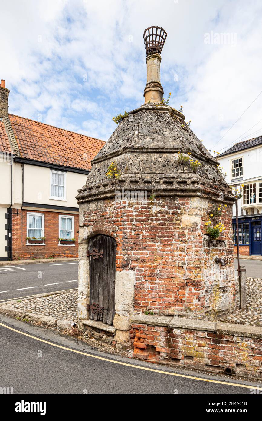 L'ottagonale Town Pump House costruita intorno al 1550 in Common Place, nel villaggio di Little Walsingham, Norfolk UK. Foto Stock
