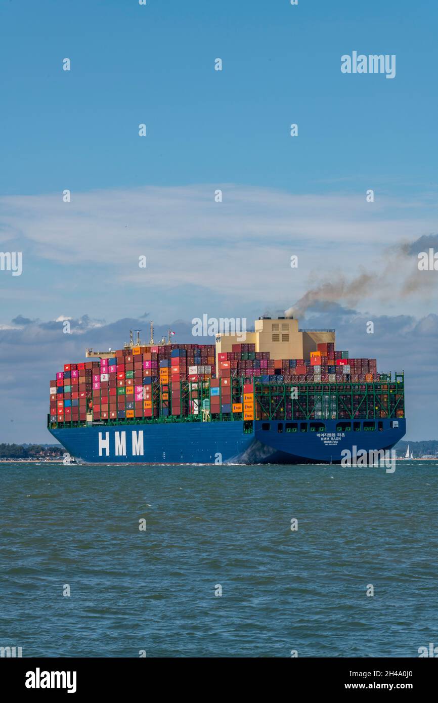 nave per container di grandi dimensioni nel canale della spina, solent, regno unito Foto Stock