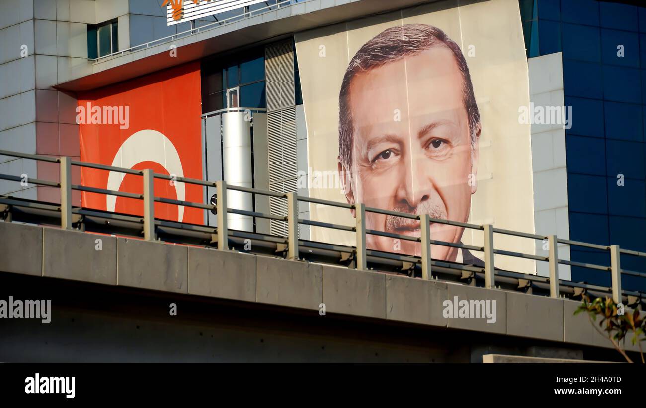 Una vista esterna della direzione provinciale AK Party Izmir; il grande manifesto del presidente turco Recep Tayyip Erdogan, la bandiera turca, è appeso all'esterno dell'edificio il 30 ottobre 2021 a Bayraklı, Izmir, Turchia. Foto Stock