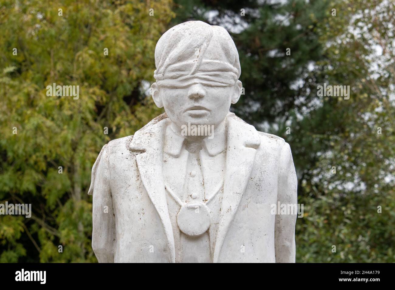 Il memoriale di "hot at Dawn" presso il National Memorial Arbouretum, Staffordshire, Regno Unito. Una statua di un giovane soldato britannico rappresenta il fardello privato di Herbert, uno degli uomini fucilati all'alba della prima guerra mondiale per aver infranguto le regole. Oggi capiamo che molti di quelli giustiziati probabilmente erano affetti da stress da combattimento. Questo fu conosciuto come "Shock inferno" nel 1917, ma non fu capito fino a poco tempo fa. La statua fu scolpita da Andy DeComyn. Foto Stock