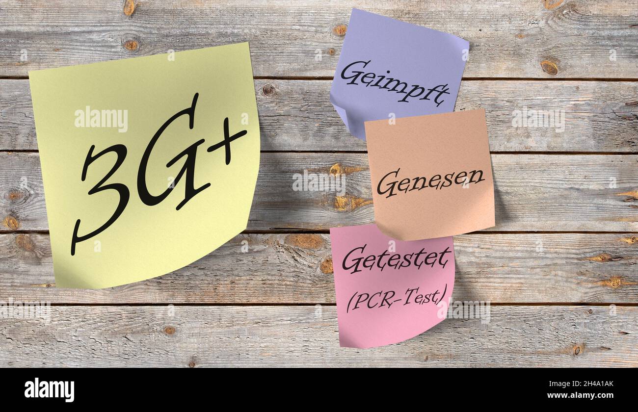 Note adesive con l'iscrizione '3G+, Geimpft, Genesen, Getestet', traduzione '3G +, Vaccinato, recuperato, testato" su un muro di legno Foto Stock