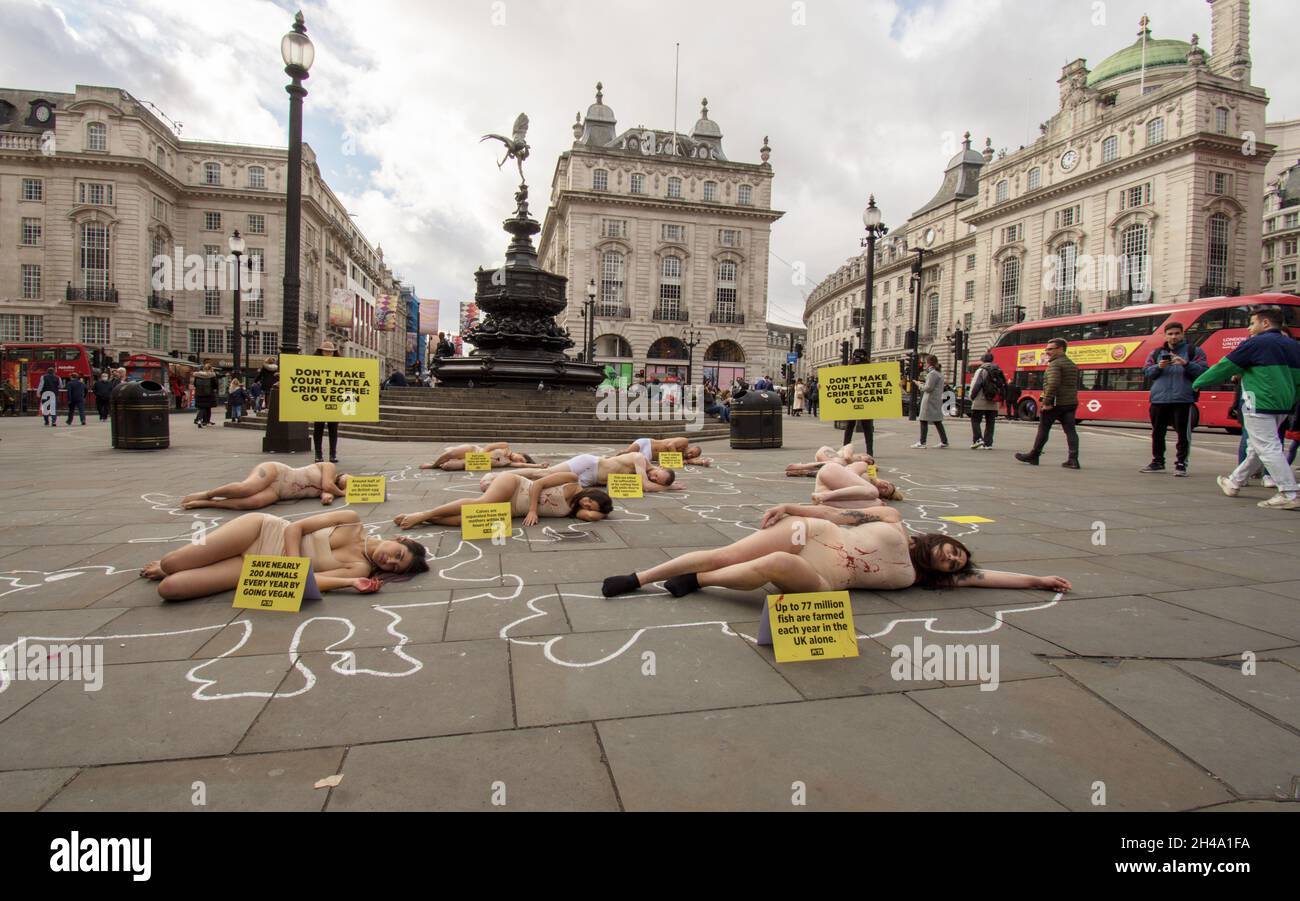 Un gruppo di attivisti per i diritti degli animali quasi nudi è “morto” nel centro di Londra in una “scena del crimine” dell’industria della carne organizzata dal PETA in occasione della Giornata mondiale del Vegan Foto Stock