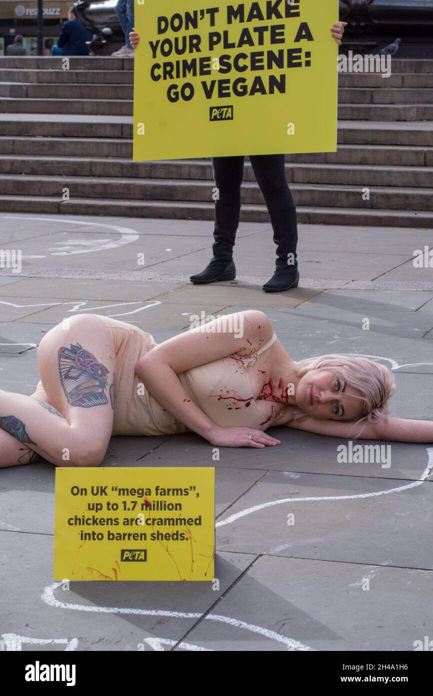 Un gruppo di attivisti per i diritti degli animali quasi nudi è “morto” nel centro di Londra in una “scena del crimine” dell’industria della carne organizzata dal PETA in occasione della Giornata mondiale del Vegan Foto Stock