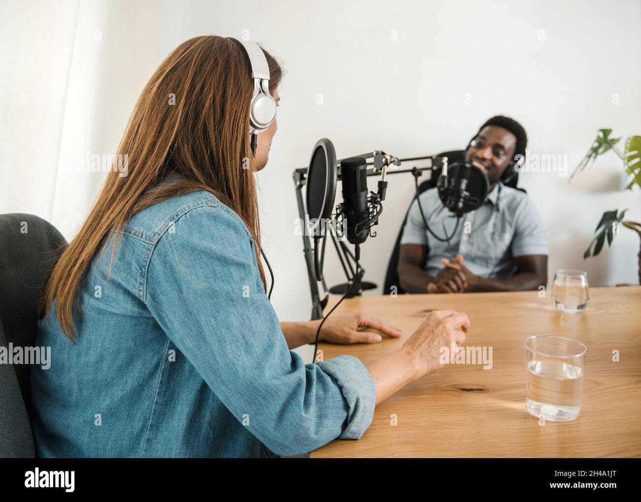 Diversi colleghi che registrano podcast in studio Foto Stock