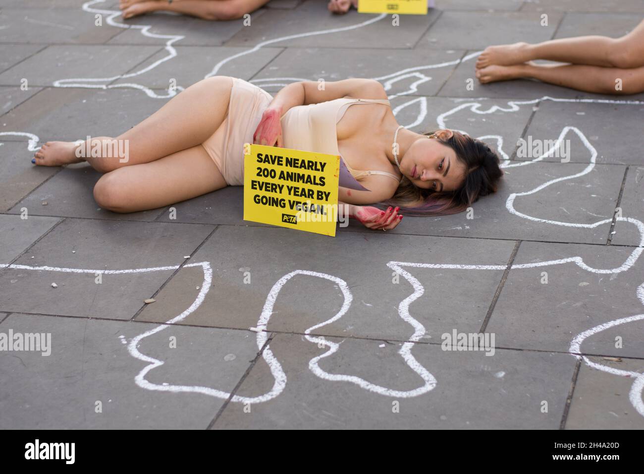 Un gruppo di attivisti per i diritti degli animali quasi nudi è “morto” nel centro di Londra in una “scena del crimine” dell’industria della carne organizzata dal PETA in occasione della Giornata mondiale del Vegan Foto Stock