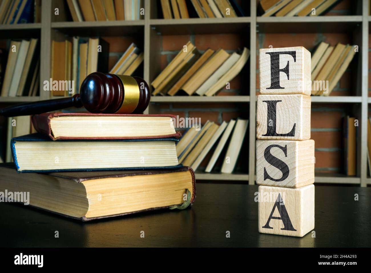 Libri, gavel e cubi con FLSA o Fair Labor Standards Act. Foto Stock