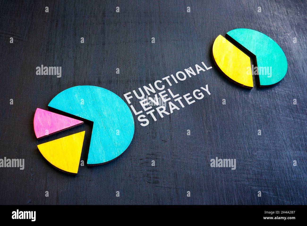 Grafici e parole strategia di livello funzionale sulla superficie scura. Foto Stock