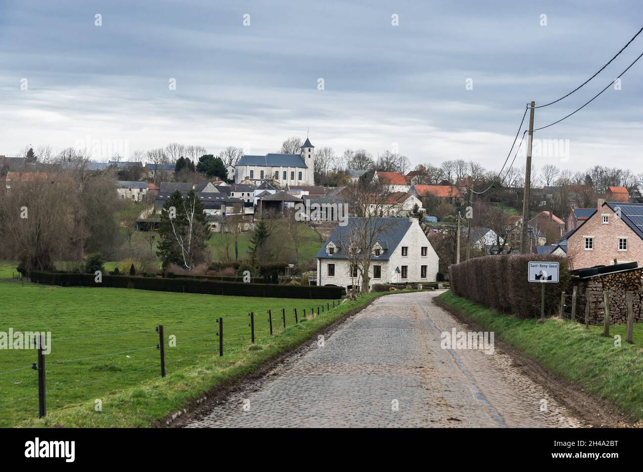 Vista sul villaggio belga di Saint Remy Geest Foto Stock