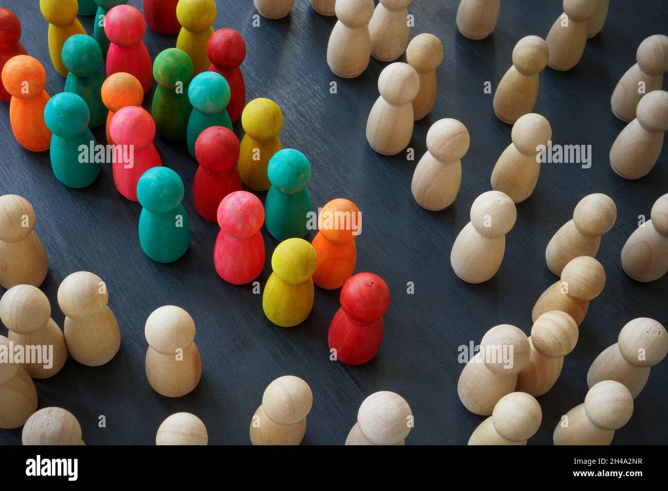 Concetto di uguaglianza dei diritti e diversità. Figurine colorate e in legno. Foto Stock