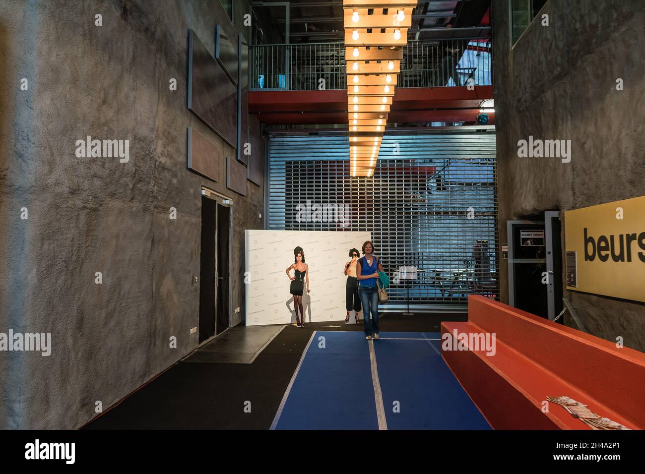 Bruxelles, Belgio - 11 10 2018: Interni con luci al neon del Beursschouwburg, il teatro fiammingo e centro delle arti Foto Stock