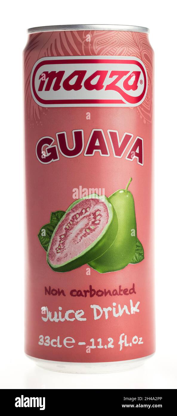 Lattina di Maaza Guava succo di bevanda isolato su uno sfondo bianco Foto Stock
