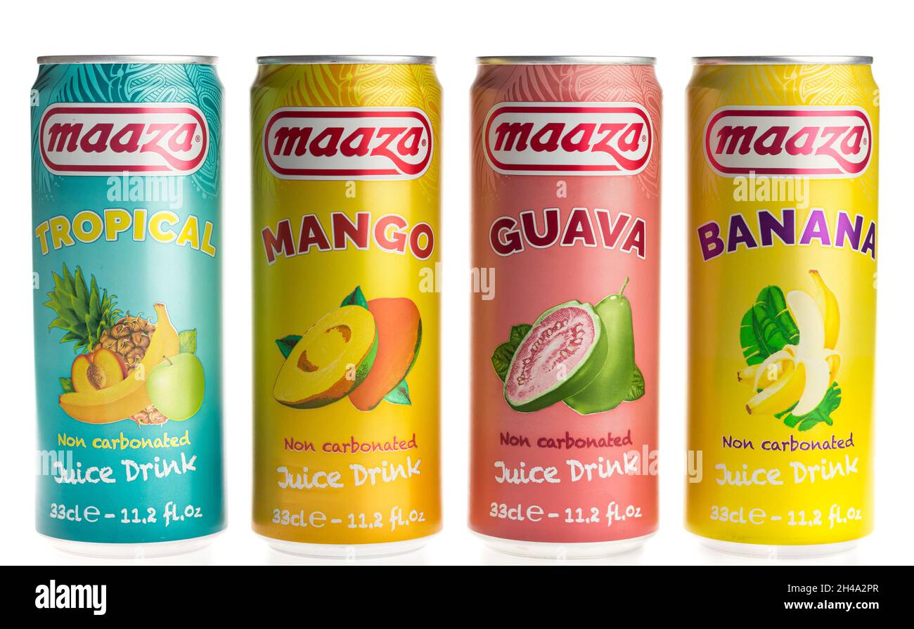 Lattine di Maaza bevande di succo tropicale isolato su uno sfondo bianco Foto Stock