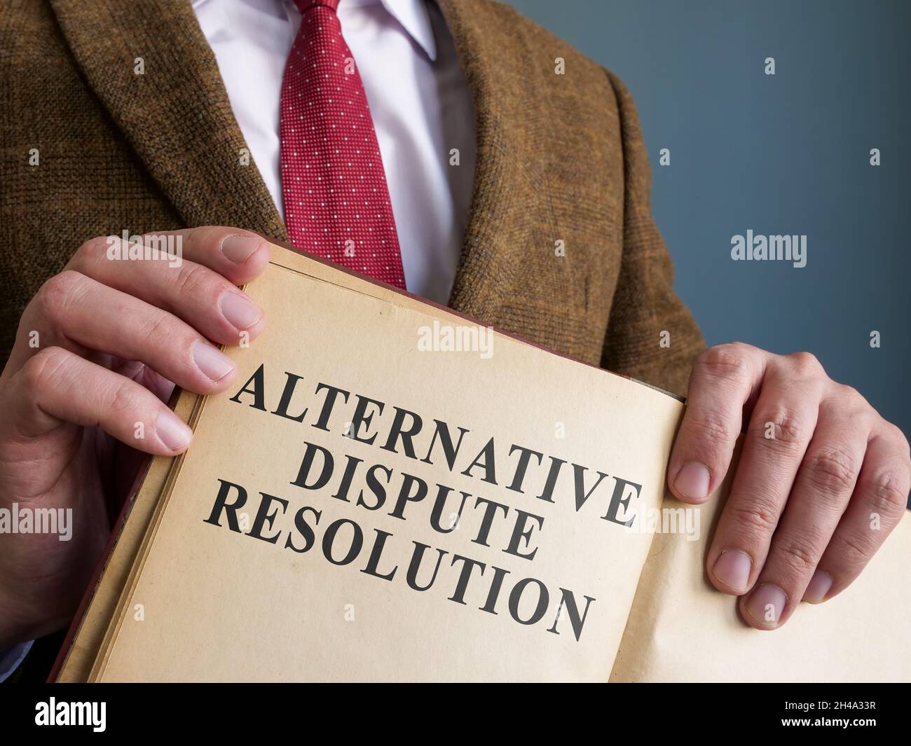 Avvocato mostra ADR metodi alternativi di risoluzione delle controversie nel libro. Foto Stock