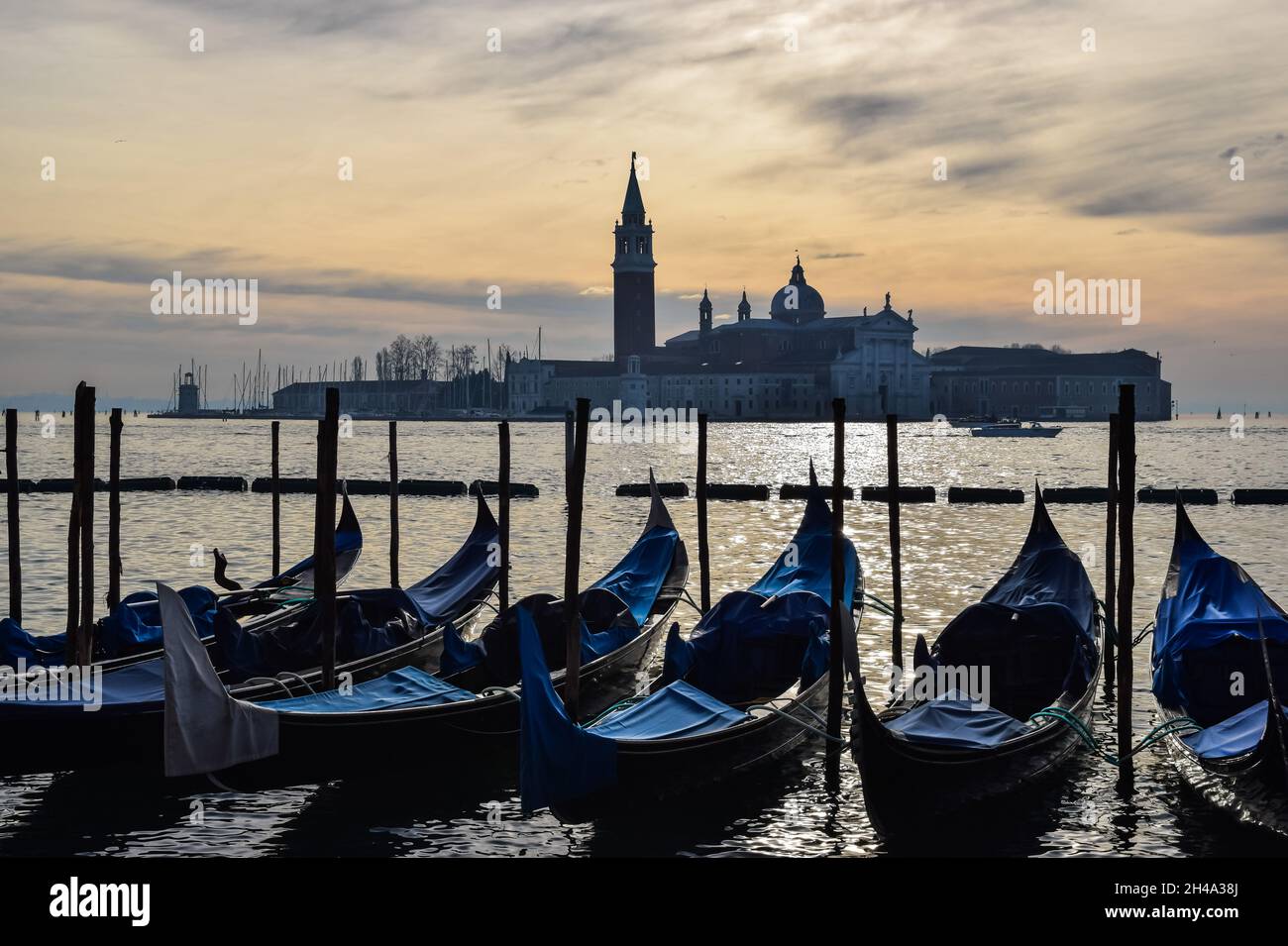Barche blu e cielo dorato sul mare a Venezia, 2016 dicembre Foto Stock