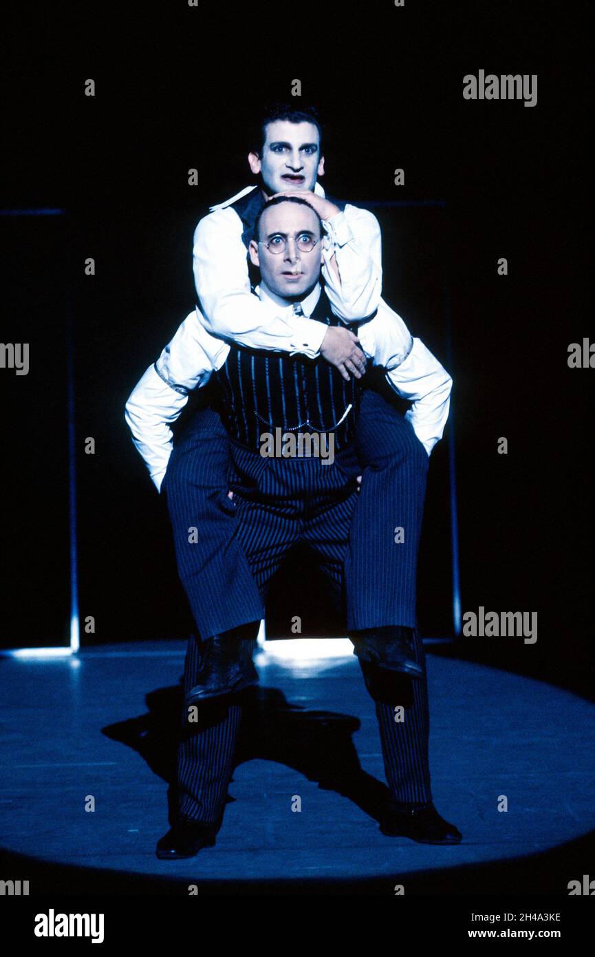 Teddy Kempner (Block - TOP), Antony Sher (Joseph K) nel PROCESSO di Kafka al Lyttelton Theatre, National Theatre (NT), Londra 05/03/1991 adattato da Steven Berkoff set design: Steven Berkoff & Guy Nicholson costumi: David blight illuminazione: John B Leggi il regista: Steven Berkoff Foto Stock