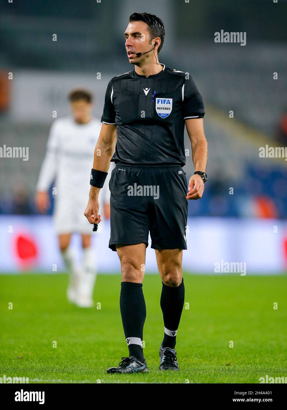 ISTANBUL, TURCHIA - 1 NOVEMBRE: Arbitro Arda Kardesler durante la Super Lig match tra Istanbul Basaksehir e Adana Demirspor al Basaksehir Fatih Terim Stadium il 1 novembre 2021 a Istanbul, Turchia (Foto di /Orange Pictures) Foto Stock