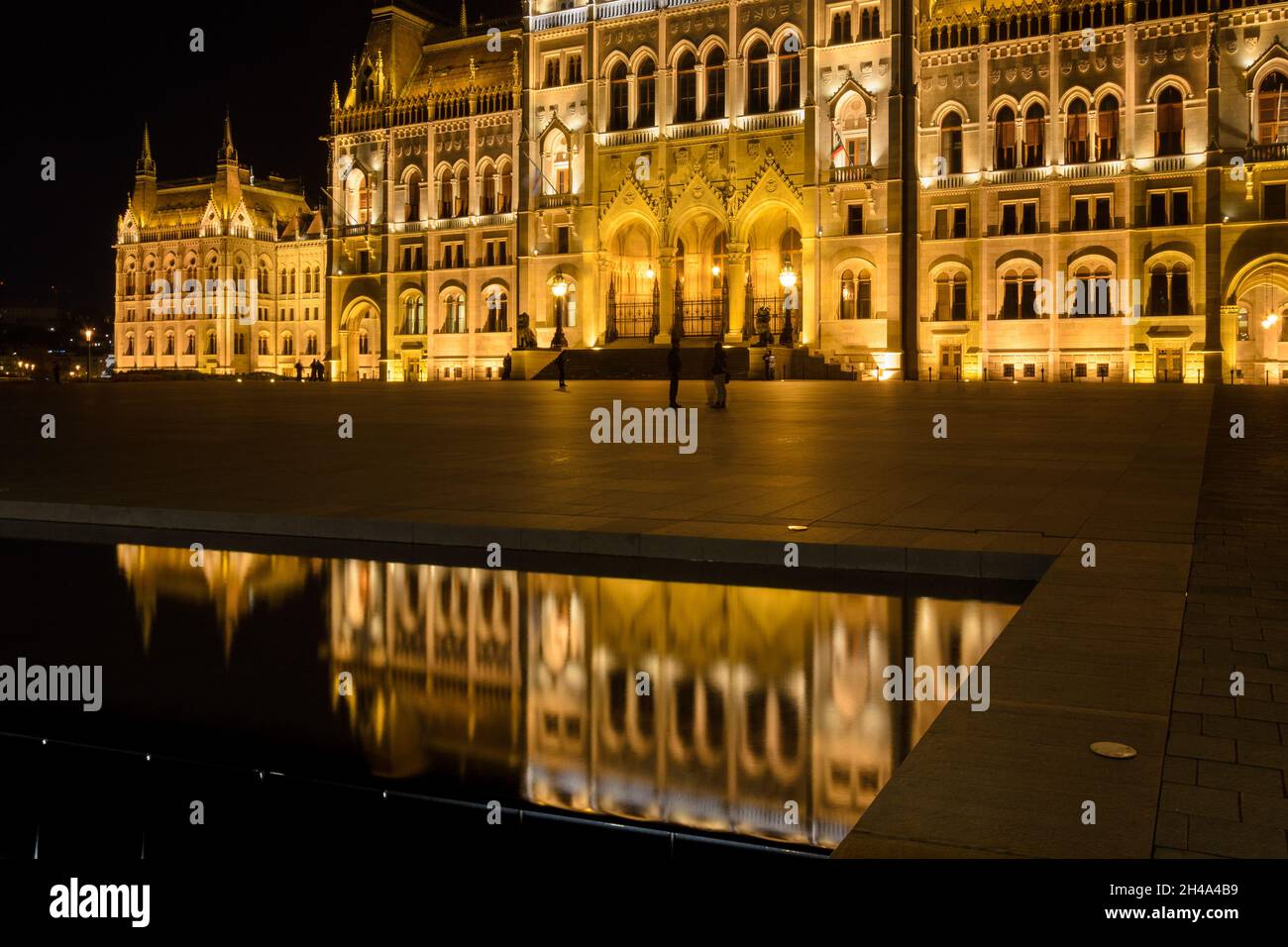 Edificio del parlamento ungherese illuminato di notte, Budapest, Ungheria Foto Stock
