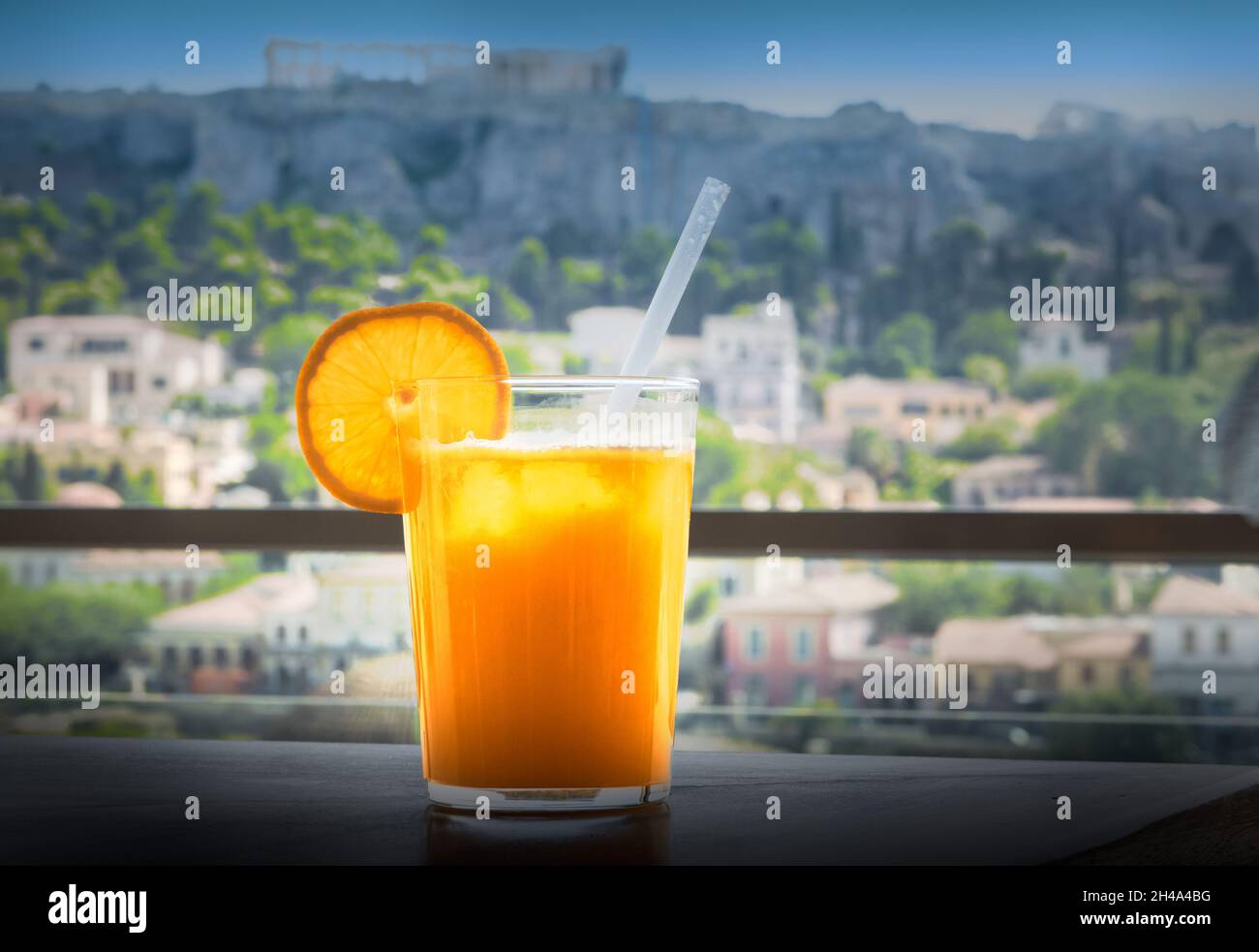 Bicchiere di succo d'arancia fresco sul tavolo all'aperto. Foto Stock