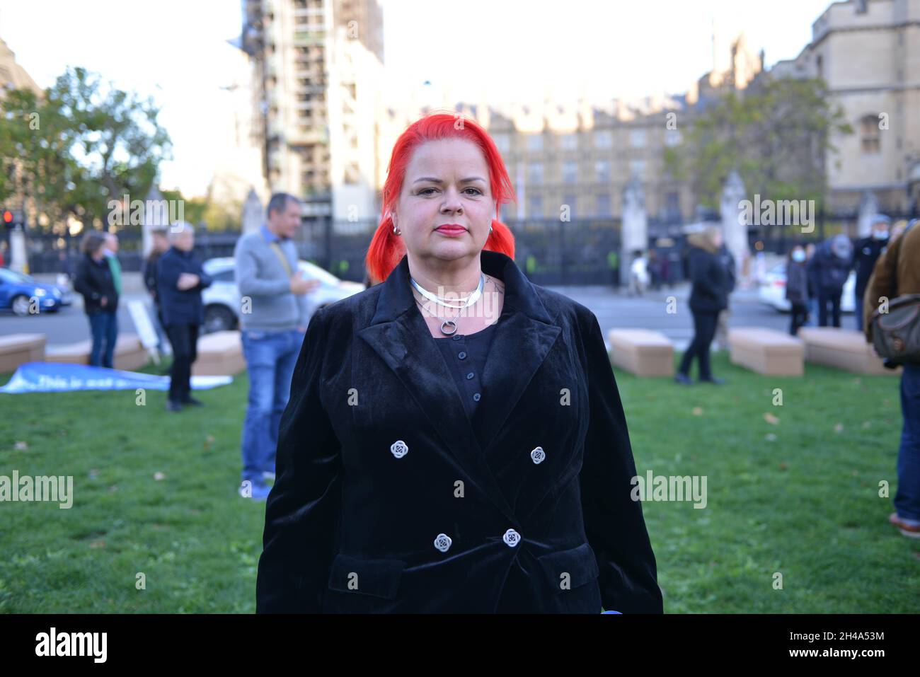 Londra, Regno Unito. 1 novembre 2021. Una protesta a Londra è guidata da Claire Mercer, la vedova di un uomo morto in autostrada intelligente. I coffins sono trasportati attraverso il centro di Londra alla sede centrale del Dipartimento dei Trasporti su Horseferry Road - uno per ogni morte su autostrade intelligenti nei cinque anni prima della morte del marito. Credit: Thomas Krych/Alamy Live News Foto Stock