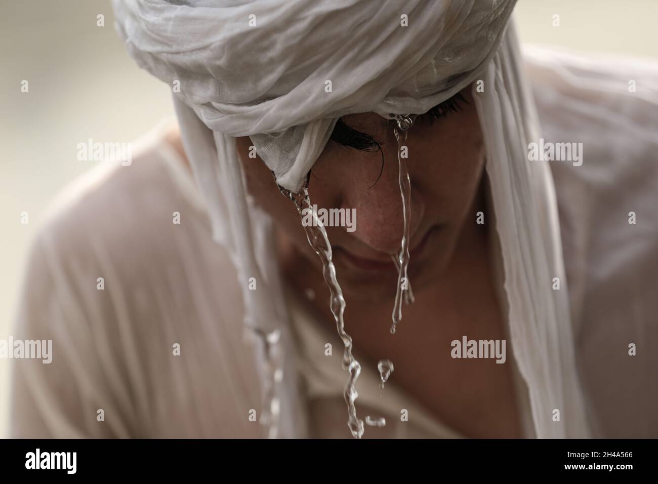 Baghdad, Iraq. 01 Novembre 2021. Un ragazzo Mandaean partecipa a un rituale di battesimo mentre i membri della comunità Mandaean si riuniscono sulle rive del fiume Tigris per segnare Eid al-Ezdehar (giorno della prosperità). I mandaesi, noti anche come Sabaesi, sono un gruppo etnorioso di minoranza originario della Mesopotamia meridionale, e sono seguaci del Mandaeismo, una religione monoteistica gnostica, che riversa diverse figure religiose, specialmente Giovanni Battista. I mandaesi sono considerati Semiti e parlano un dialetto dell'Aramaico orientale conosciuto come Mandaico. Credit: Ameer al Mohammedaw/dpa/Alamy Live News Foto Stock