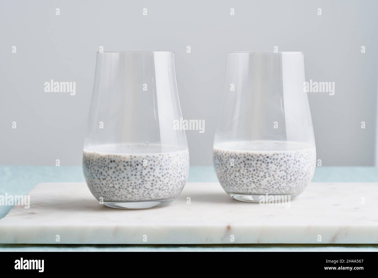 Budino di semi di Chia in vetro. Concetto di superfood di fitness sano. Frullato pronto da mangiare Foto Stock