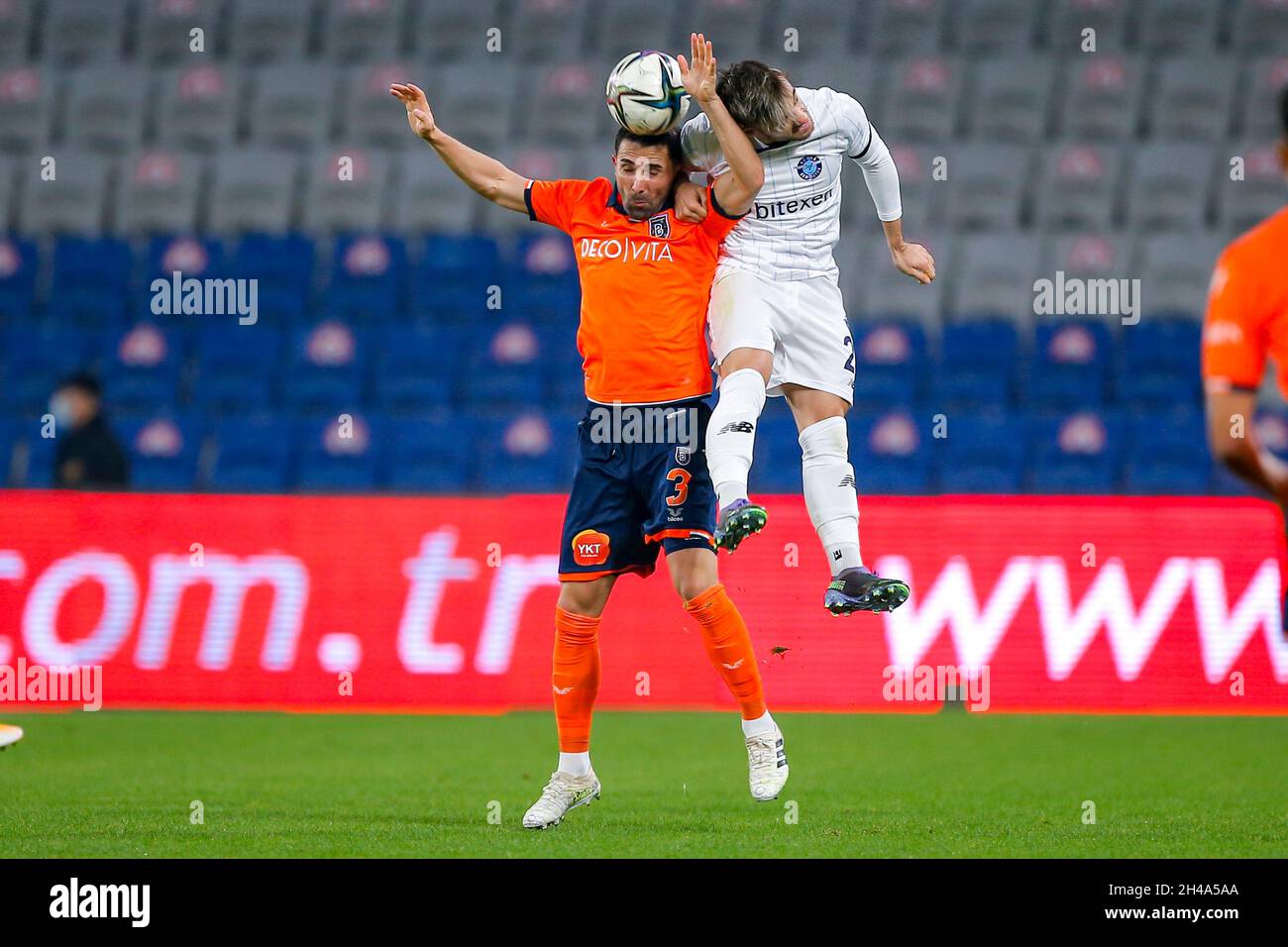 ISTANBUL, TURCHIA - 1 NOVEMBRE: Hasan Ali Kaldirim di Istanbul Basaksehir FK, Yunus AKGUN di Adana Demirspor durante la Super Lig match tra Istanbul Basaksehir e Adana Demirspor al Basaksehir Fatih Terim Stadium il 1 novembre 2021 a Istanbul, Turchia (Foto di /Orange Pictures) Foto Stock