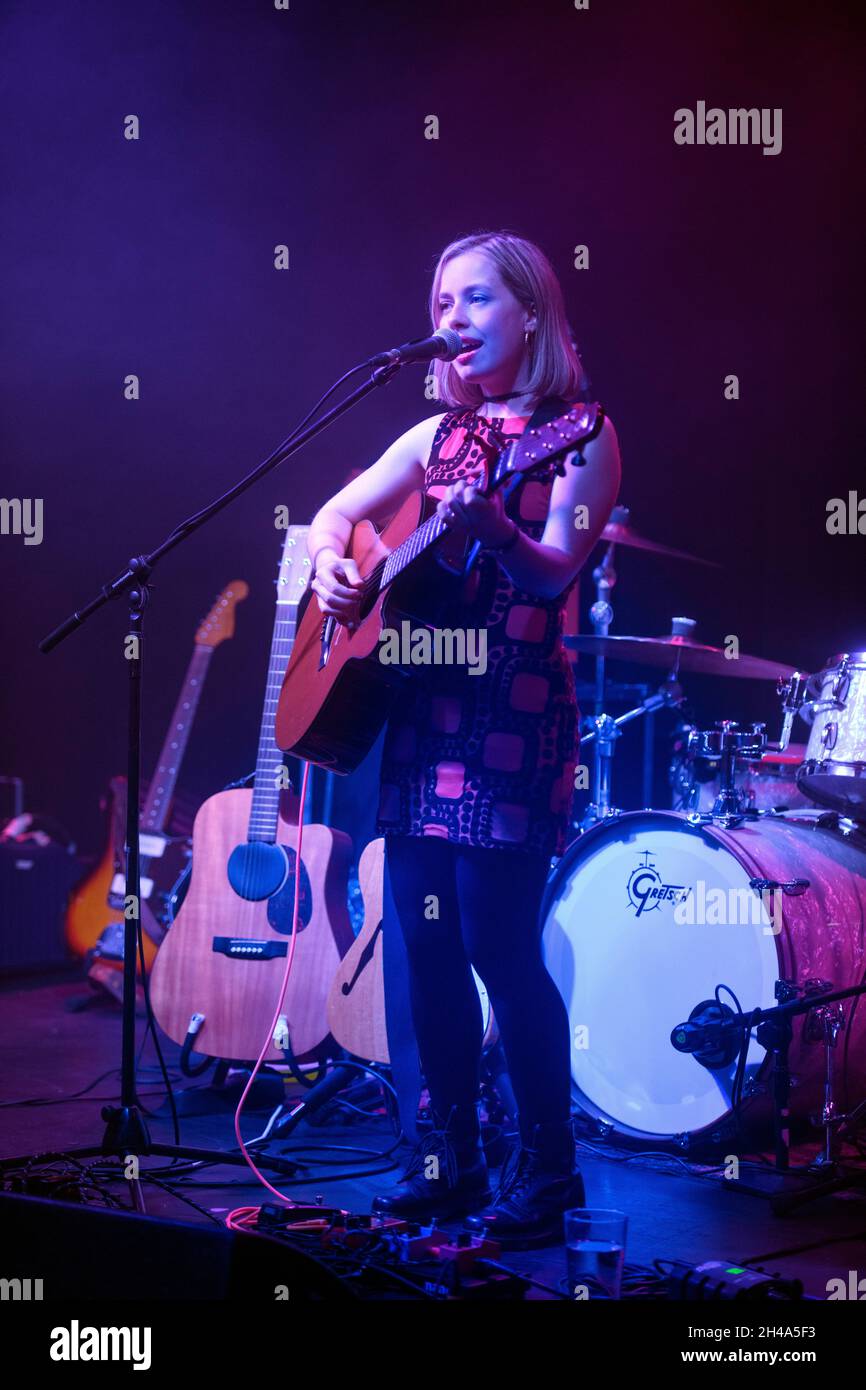 La cantante Alice Pisano si esibisce presso i Lanes di Bristol in supporto delle Boo Radleys Ottobre 2021 Foto Stock