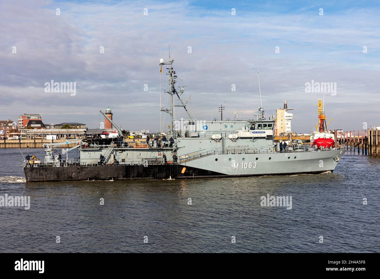 Minehunter della Marina tedesca BAD BEVENSEN che lascia il porto di Cuxhaven Foto Stock