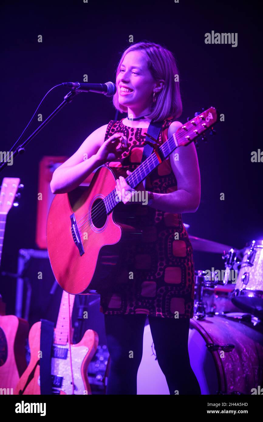 La cantante Alice Pisano si esibisce presso i Lanes di Bristol in supporto delle Boo Radleys Ottobre 2021 Foto Stock