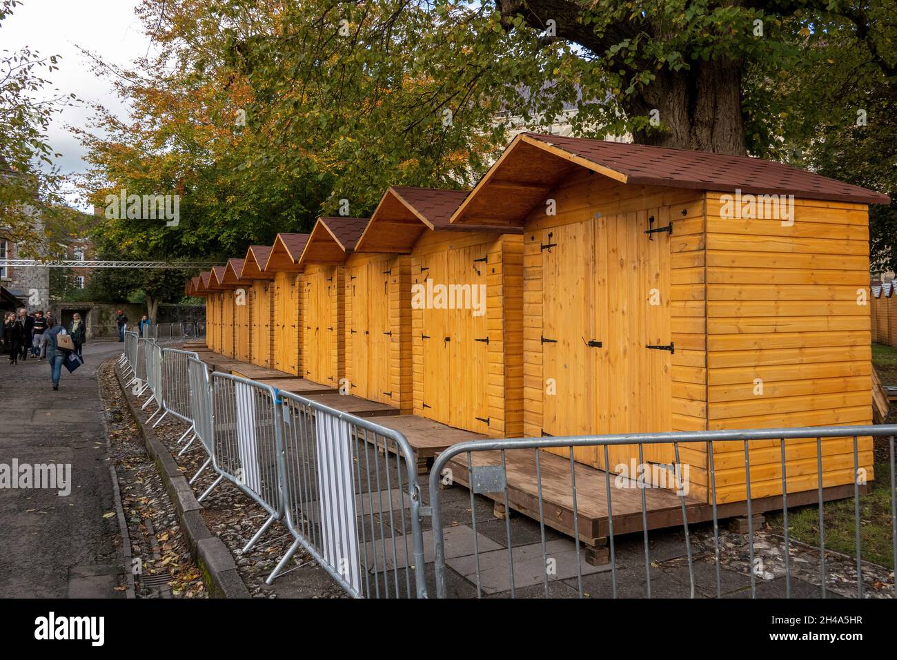 Winchester, Hampshire, Inghilterra, Regno Unito. 2021. Chalet in legno con porte doppie che saranno utilizzati dai commercianti durante il mercato di Natale a Winchester, E. Foto Stock