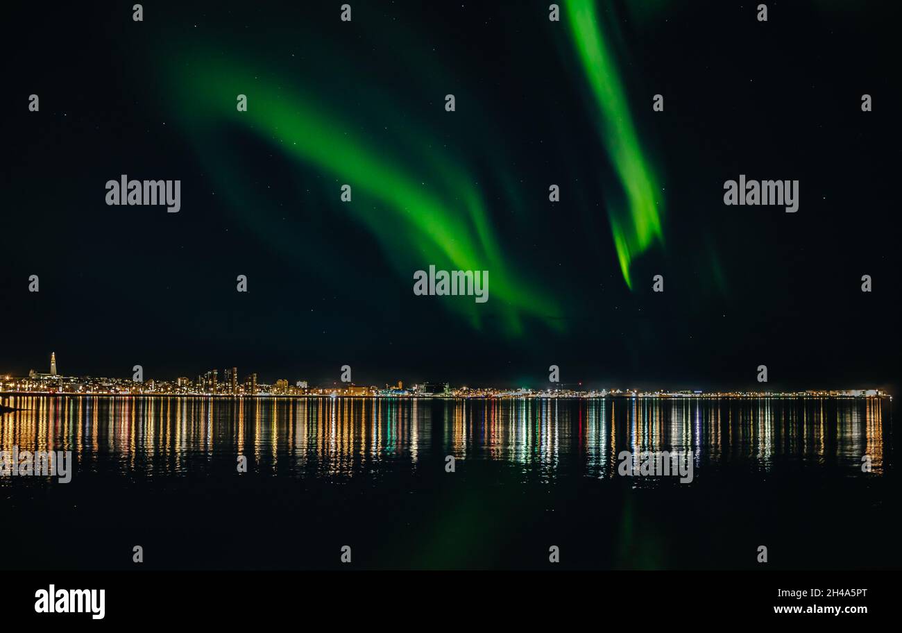 Aurora boreale su Reykjavík, Islanda Foto Stock