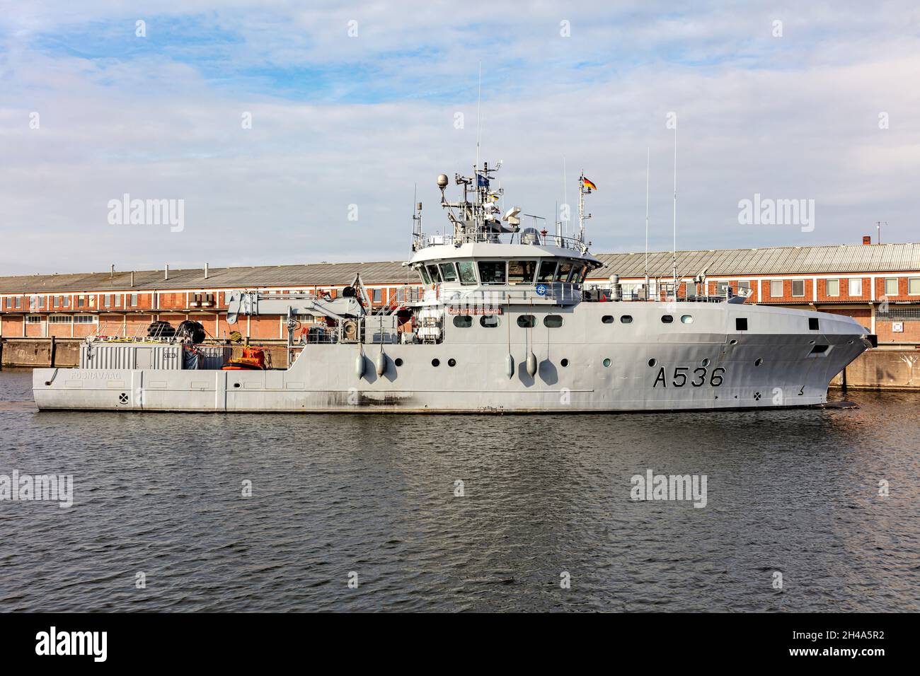 Nave di pattuglia della marina norvegese OLAV TRYGVASON che lascia il porto di Cuxhaven Foto Stock