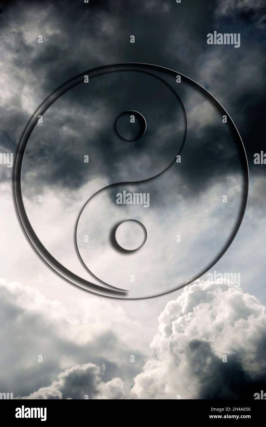 bellissimo simbolo orientale yin yang su mistico cielo nuvoloso bianco e nero Foto Stock